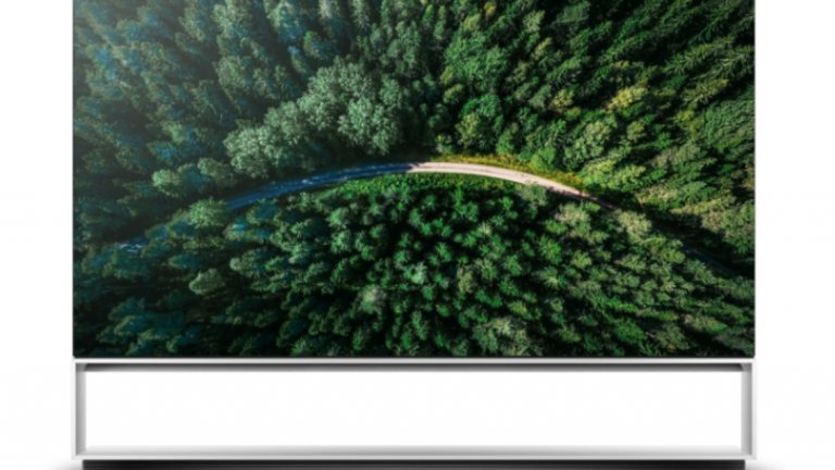 LG 8K OLED TV
Голямо, по-голямо, още по-голямо - това е бъдещето на телевизорите. LG показа новия си 8K 88-инчов OLED екран с технологията Crystal Sound, която вгражда аудиосистемата директно в панела. Самият екран действа като мембрана, която разпространява звука в помещението по естествен начин, без да имате нужда от допълнителни колони.