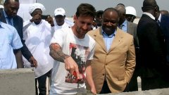 28-годишният аржентинец предизвика противоречиви коментари, след като пристигна в Габон като гост на президента Али Бонго.