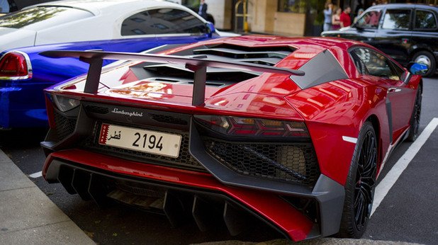 Lamborghini от Катар, паркирано пред хотел "Дорчестър"