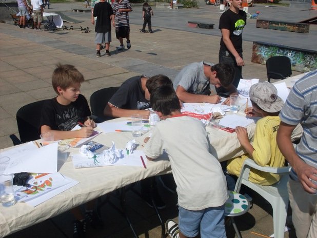 Деца рисуват вън