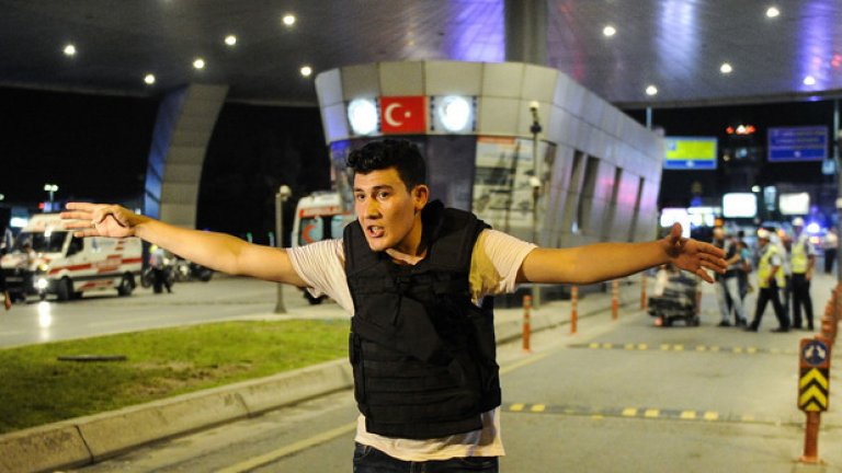 Кой има интерес от атентата на летище "Ататюрк"