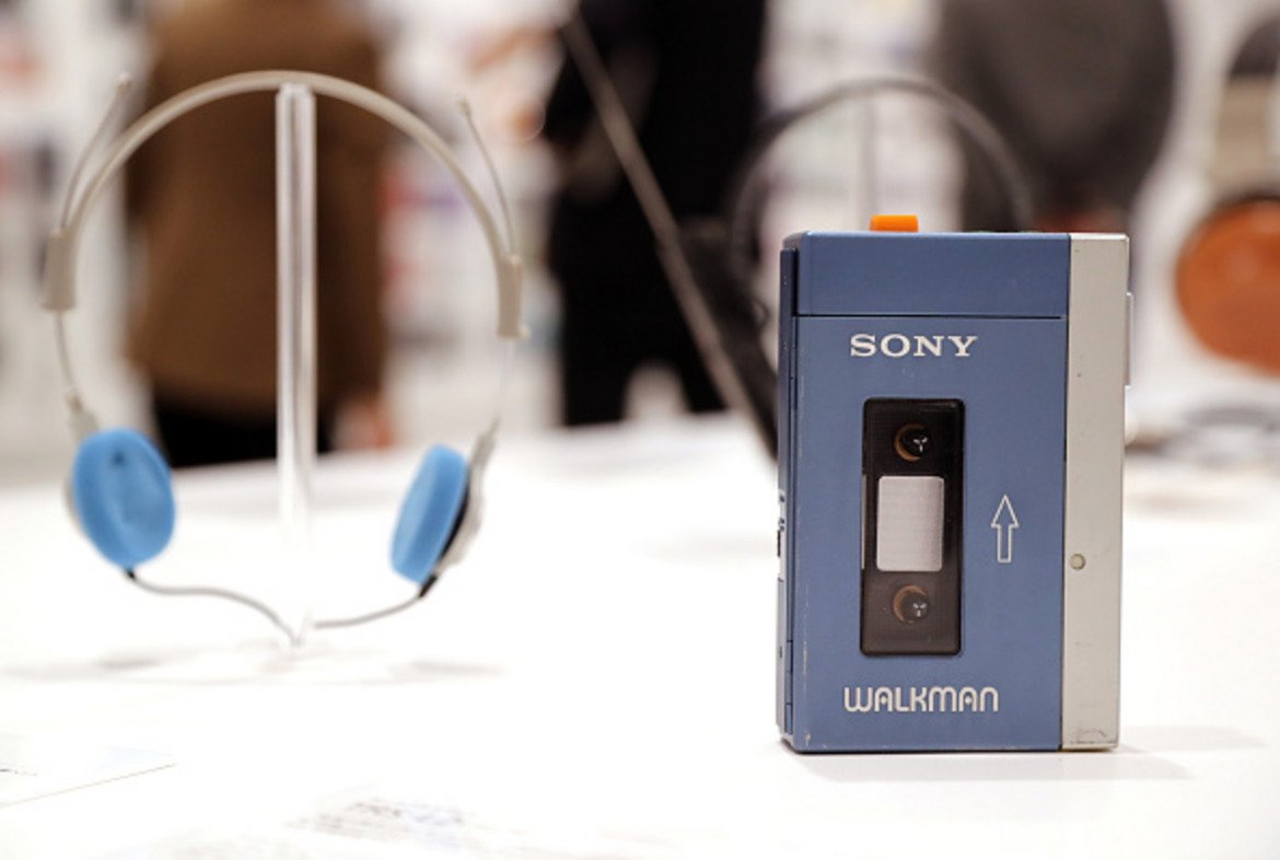 Sony Walkman, 1981
Дизайнер: Нобутоши Кихара

Уокменът на Sony e един от шедьоврите на японския дизайн. Макар да е аналогово устройство, то предсказва бъдещето на дигиталната революция - индивидуализиран, лесен за ползване във всички условия инструмент, който дава възможност на потребителя да се отдаде на личното си пространство. Стремежът към компактната миниатюрна форма на касетофона черпи вдъхновение от японската култура, а марката Walkman се превръща в нарицателно за цялата индустрия.