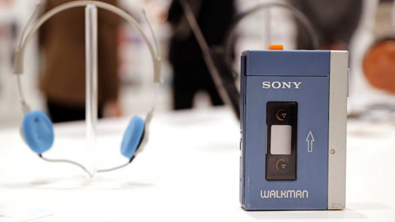 Sony Walkman, 1981
Дизайнер: Нобутоши Кихара

Уокменът на Sony e един от шедьоврите на японския дизайн. Макар да е аналогово устройство, то предсказва бъдещето на дигиталната революция - индивидуализиран, лесен за ползване във всички условия инструмент, който дава възможност на потребителя да се отдаде на личното си пространство. Стремежът към компактната миниатюрна форма на касетофона черпи вдъхновение от японската култура, а марката Walkman се превръща в нарицателно за цялата индустрия.