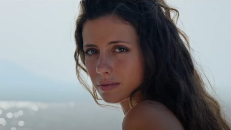 “Партенопа”
Красивата и чувствена приказка на Паоло Сорентино ни повежда към житейската история на Партенопа. Тя е младо и изключително привлекателно момиче от Неапол, което омагьосва всеки. Партенопа учи антропология и се наслаждава на младостта си, докато не се случва трагедия, която бележи последвалите ѝ житейски решения.