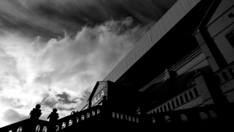 Стилизиран черно-бял фотос показва един от най-старите стадиони в Англия - "Вила Парк", който чака началото на мача Астън Вила - Тотнъм (1:2) в неделя.