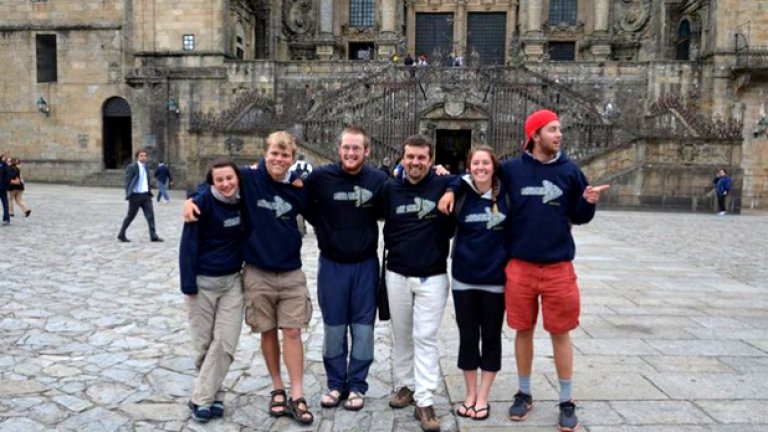 Вървиш, срещаш хора, вървите заедно, после се разделяте. И се намирате изведнъж пред катедралата в Сантяго