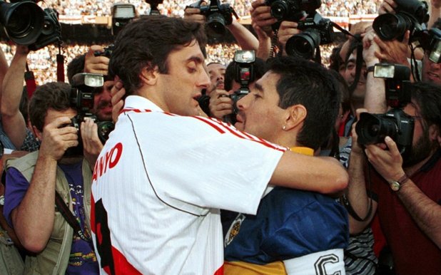 Ето ги символите - Енцо Франческоли прегръща Диего Марадона преди дербито, а двамата са броени за най-великите футболисти на Южна Америка в последните 30-ина години.