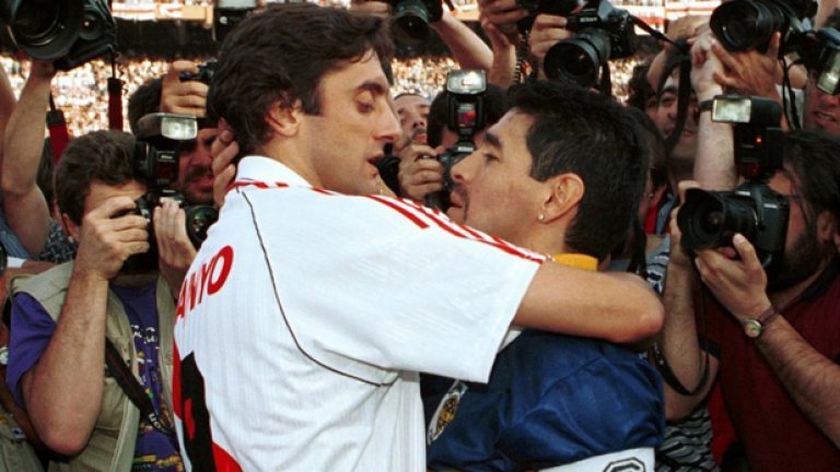 Ето ги символите - Енцо Франческоли прегръща Диего Марадона преди дербито, а двамата са броени за най-великите футболисти на Южна Америка в последните 30-ина години.