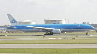 KLM_Boeing_777-300ER;_PH-BVI@AMS;15.04.2013_705gi_(8680628444)