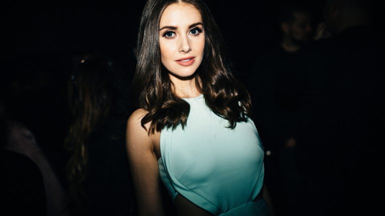 Алисън Бри натрупва популярност с роли в сериалите Mad Men, Community и GLOW, а днес търси нови творчески хоризонти и като сценарист и режисьор. Повече за нея ще научите от нашата галерия: