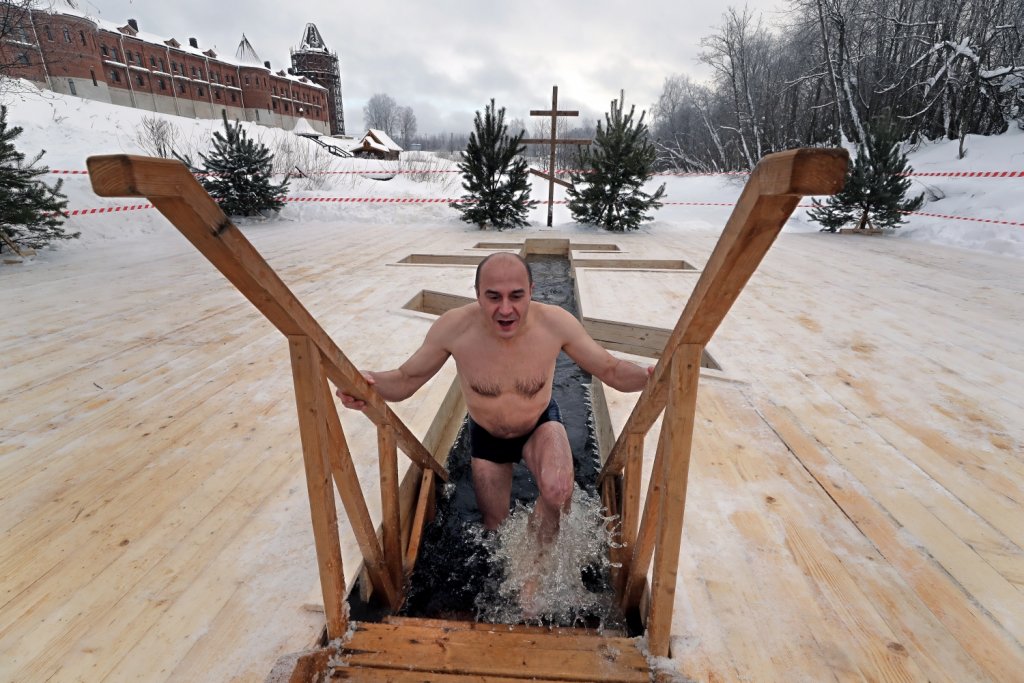 Ледена баня на -20 градуса - как руснаците празнуват Богоявление (снимки)