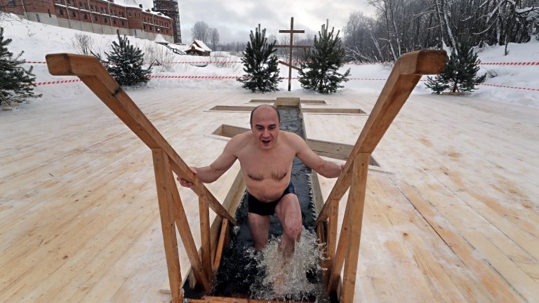 Ледена баня на -20 градуса - как руснаците празнуват Богоявление (снимки)