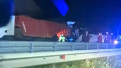 Тежка катастрофа на входа на София - автобус се е врязал в камион