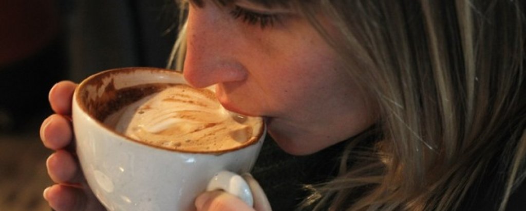 Мит: Кафето спира растежа.

Повечето изследвания не откриват връзка между консумацията на кофеин и растежа на костите при децата.

При възрастните учените са установили, че увеличената консумация на кофеин може съвсем леко да ограничи усвояването на калция, но ефектът е толкова слаб, че супена лъжица мляко напълно ефективно ще компенсира резултата от чаша кафе.

Изглежда, че основният виновник за този мит е рекламата: производителят на зърнени закуски C.W. Post се е опитвал да маркетира утринна напитка, наречена "Postum", като алтернатива на кафето, така че е публикувал реклами за "вредния ефект" от любимата гореща напитка на американците, наричайки я "нервна отрова", която не бива никога да се дава на деца.