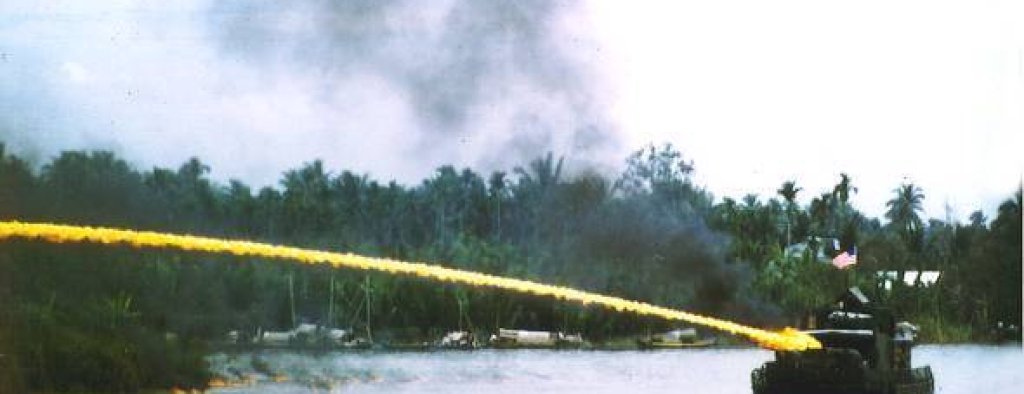 US_riverboat_using_napalm_in_Vietnam