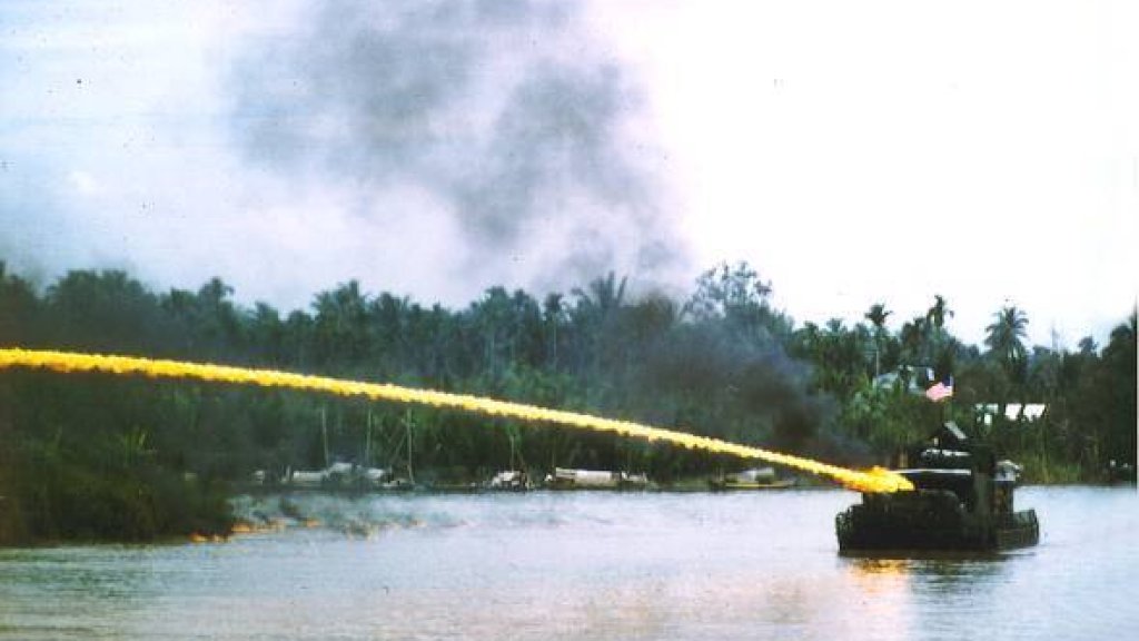 US_riverboat_using_napalm_in_Vietnam