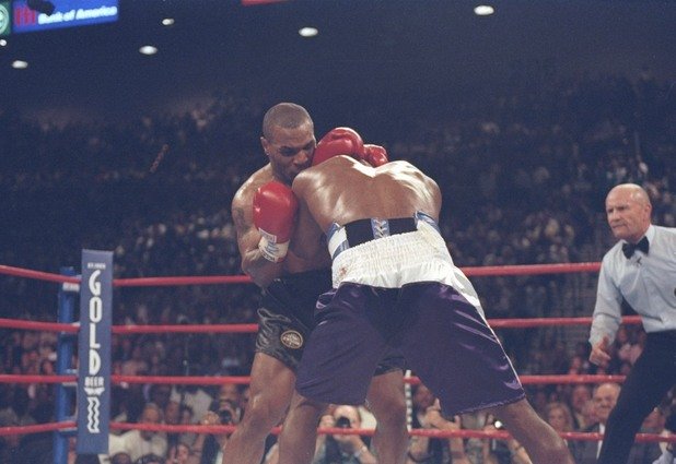 1997 г. - Втори мач Майк Тайсън - Ивендър Холифийлд, но срещата влиза в историята с дисквалификацията на Тайсън, който на два пъти отхапва парчета от ухото на съперника.
