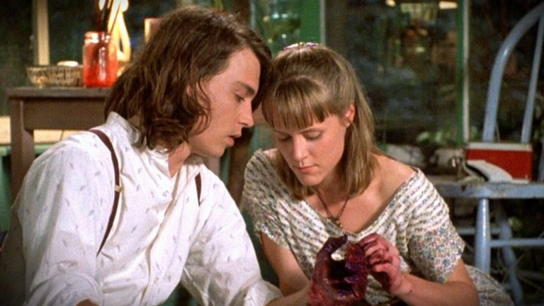 Benny and Joon / "Бени и Джун"
От времето, когато Джони Деп беше невинен младеж с големи очи и чаровно глуповато изражение, "Бени и Джун" е разказ за това как любовта може да се намери на безкрайно неочаквани места. Бени е механик, който се е отказал отдавна от личния си живот, за да се грижи за по-малката си сестра Джун, която страда от леко психическо разстройство. Едно от малкото му забавления е да играе с покер с колегите си като там залагат не пари, а услуги и дребни предмети. В една от ръцете на мястото на брат си се включва Джун, която "печели" странния братовчед на един от приятелите на Бени. А оттам започват интересните приключения и за тримата. 