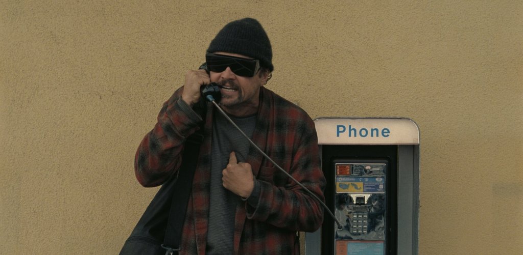 “Битка след битка”
Заставаме зад този филм, защото той потвърждава нещо, което критиката отдавна знае – Пол Томас Андерсън остава сред малцината американски режисьори, способни да превърнат хаоса в смисъл. “Битка след битка” е стегнат и въздействащ разказ, който не опростява нито политическите, нито личните конфликти. Филмът е пълен със звездни изпълнения, но това, което ни допадна най-много, е на Шон Пен. Трудно е да го забравиш, щом веднъж го видиш като расистки настроен военен.