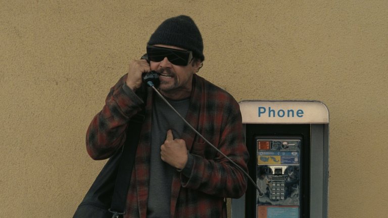 “Битка след битка”
Заставаме зад този филм, защото той потвърждава нещо, което критиката отдавна знае – Пол Томас Андерсън остава сред малцината американски режисьори, способни да превърнат хаоса в смисъл. “Битка след битка” е стегнат и въздействащ разказ, който не опростява нито политическите, нито личните конфликти. Филмът е пълен със звездни изпълнения, но това, което ни допадна най-много, е на Шон Пен. Трудно е да го забравиш, щом веднъж го видиш като расистки настроен военен.