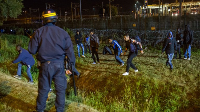 Лагерът в Кале. Френската полиция разпръсна със сълзотворен газ мигрантите. 