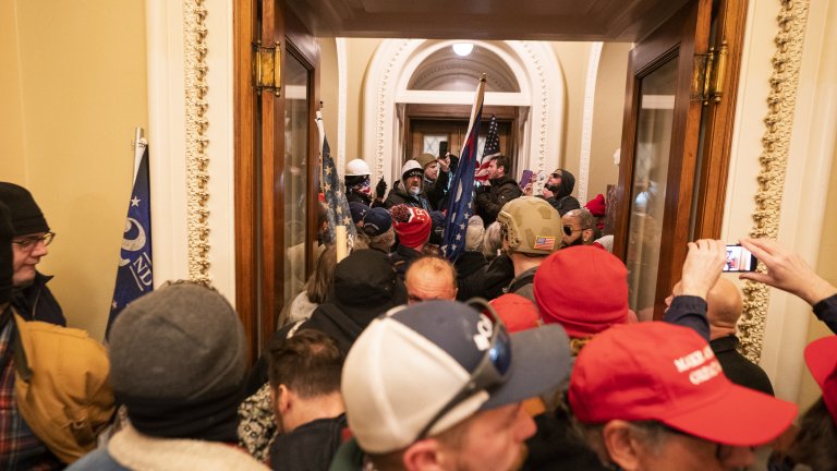 Хаос и сблъсъци: Хора на Тръмп щурмуваха заседанието на Конгреса