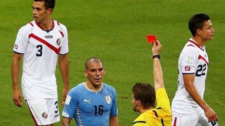 6.	Реферите се взимат доста на сериозно
Не знаем дали специалните им нови униформи, пяната за бръснене, която ползват при фал или може би заради загубата на влияние, която реферите претърпяха с въвеждането на системата за видео наблюдение на гол-линията, но съдиите на това световно трябва да вземат пример от Англия и просто да не се напрягат, а да се наслаждават на това, което виждат.