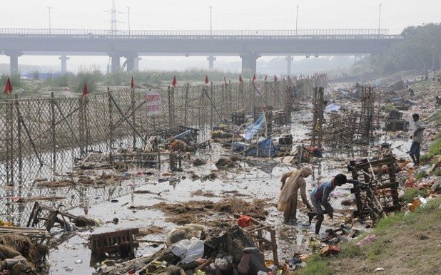 Не само това, ами и град Ню Делхи допринася за замърсяването на река Ямуна като излива огромно количество отпадни води на ден: много повече, отколкото могат да преработят зле финансираните почиствателни станции
