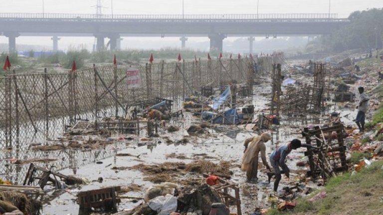 Не само това, ами и град Ню Делхи допринася за замърсяването на река Ямуна като излива огромно количество отпадни води на ден: много повече, отколкото могат да преработят зле финансираните почиствателни станции