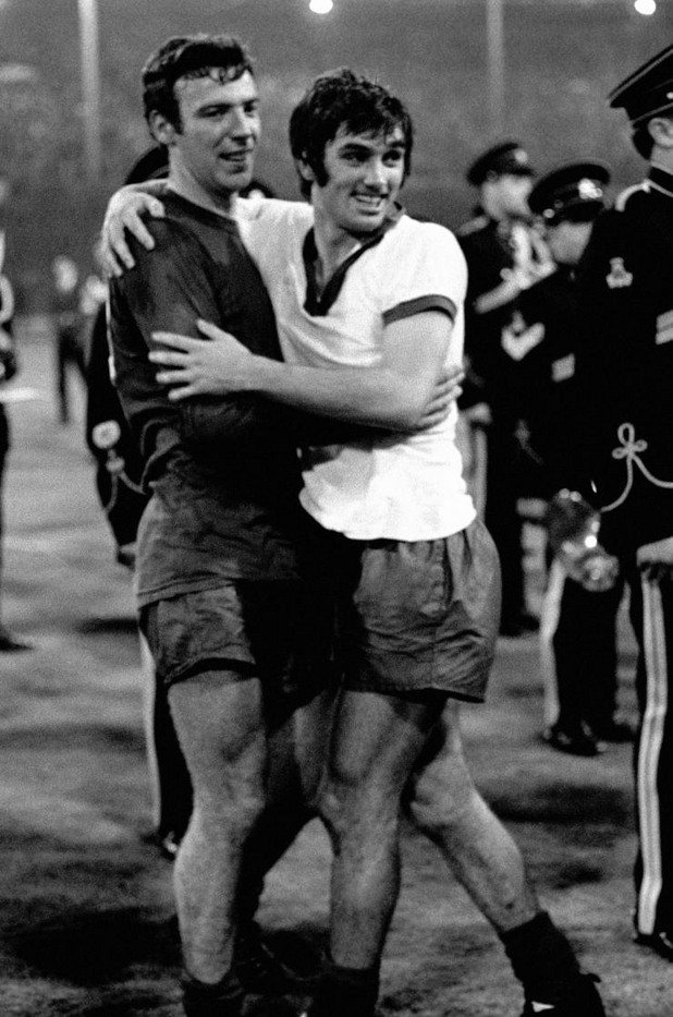 29 май 1968 г. - Историческият ден.
Финалът срещу "Бенфика" на "Уембли" е странен. Двата отбора променят червения си екип, неразбираемо и до днес. Португалците са в бяло, а Юнайтед - в синьо.
Чарлтън вкарва, но Хайме Гарсия изравнява. В последните секунди Еузебио стреля и Алекс Степни спасява с гърдите си, толкова мощен е ударът. Юнайтед оцелява. Две минути след началото на продълженията Бест изригна - слалом в защитата и гол. Брайън Кид вкарва още един, а Чарлтън довършва мисията - 4:1 след продължения. Трофеят най-накрая е спечелен!
На снимката - Бест и Дейвид Садлър - на по 22 години, герои от победния финал. Младоците на Юнайтед (Кид навършва 19 години в деня на финала) са на върха на Европа!