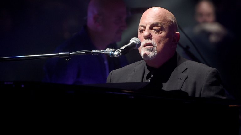 7. Били Джоел - 29,2 млн. долара
Няколко изключително високо платени концерта плюс фактът, че е резидент на Медисън Скуеър Гардън, са основна причина Джоел да е толкова високо в класацията. И въпреки че последно е влизал в студио за собствени записи през 2001 г., авторските права върху песните му носят по около 1,8 млн. долара на година.