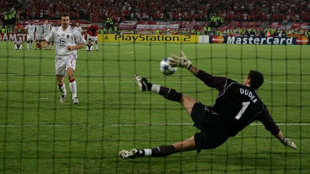 Йежи Дудек спасява удара на Андрий Шевченко от бялата точка и Ливърпул печели петата си европейска купа след 3:3 в редовното време и 6:5 след дузпи на финала срещу Милан в сезон 2004-05 на Шампионската лига