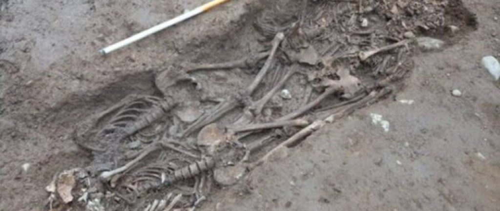 skeletons-under-pub-768x432