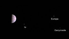 Нa една от публикуваните снимки от орбитата на Юпитер се виждат три от четирите най-големи луни на Юпитер - спътниците Йо, Ганимед и Европа. Четвъртата луна - Калисто, не присъства на кадрите.