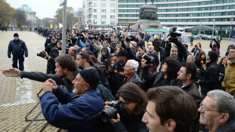 Стотици блокираха парламента
