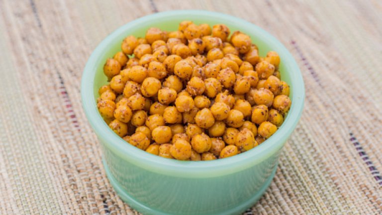 4. Печен нахут
Нахут или леблебията може да бъде много добър избор между храненията. Съдържа въглехидрати, богати на фибри и протеини, и, за разлика от другите  тежки храни, като чипсовете, няма много калории или добавена захар.