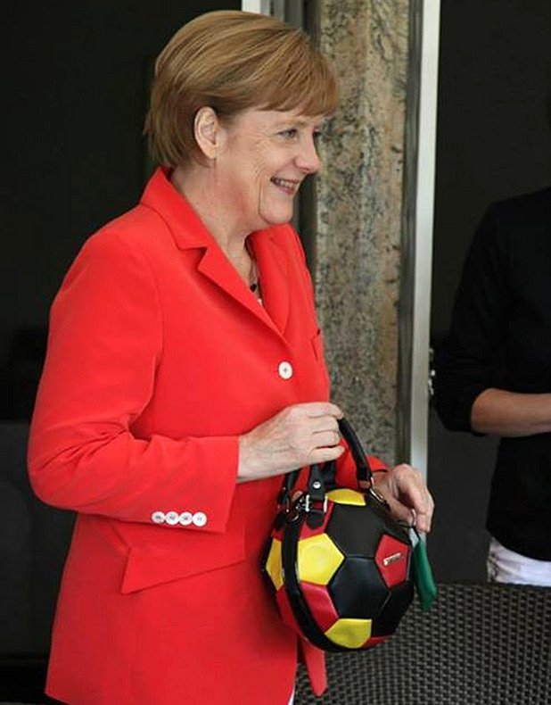 Футболната чанта на Ангела Меркел