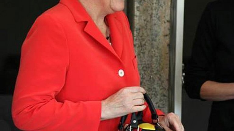Футболната чанта на Ангела Меркел