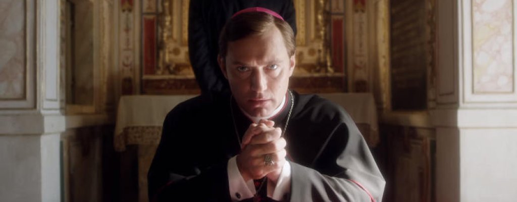 Много скоро и с огромно нетърпение се очаква продукцията на Sky, Canal+ и НВО - The Young Pope. В главната роля е Джъд Лоу, той играе първия американски папа Пий XIII в този 8-епизоден разказ за встъпването в длъжност и страховете на папата, режисиран от 