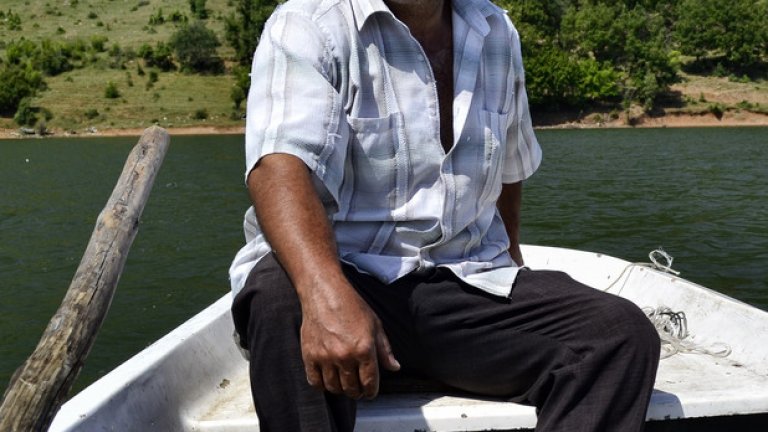 Ердун и неговото семейство са единствените постоянни обитатели на откъснатия от цивилизацията полуостров. Той се грижи за огромно стадо крави и с готовност помага на туристите, превозвайки ги между двата бряга на язовира.