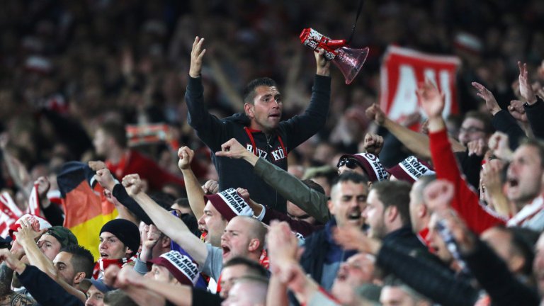 Гостуващите фенове създадоха страхотна атмосфера и не само в сектора за гости