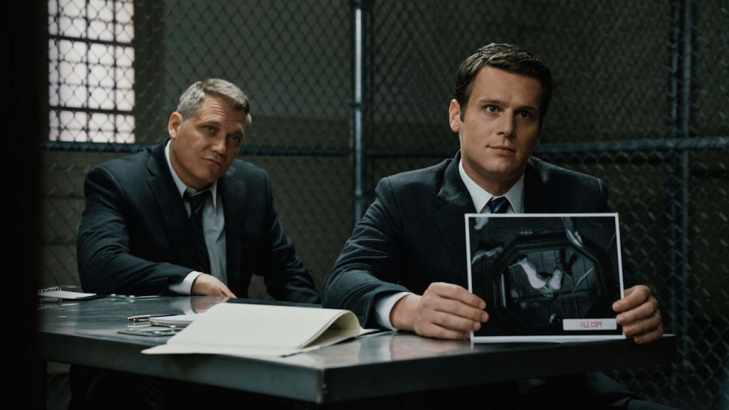 \"Mindhunter\" 
Хората, които се занимават с психология, стандартно взимат eксцентрични решения. Това в комбинация с легендарните серийни убийци прави психотрилъра доста силен и непредвидим. 