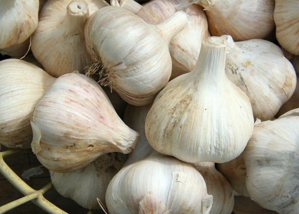 1280px-GarlicBasket