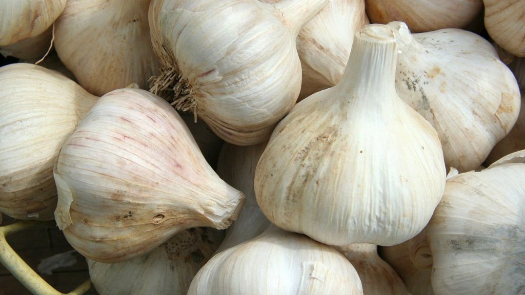 1280px-GarlicBasket