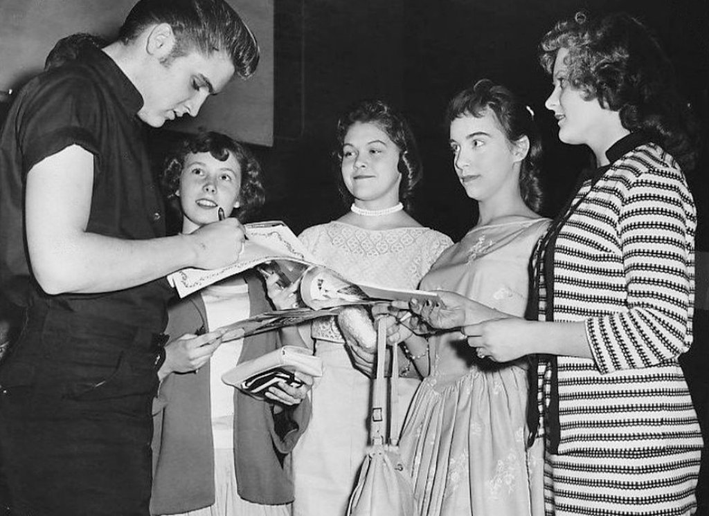 Elvis_signs_autographs_in_Minneapolis_1956