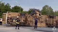 Тежка катастрофа: Кола се вряза в автобус в София, има загинали