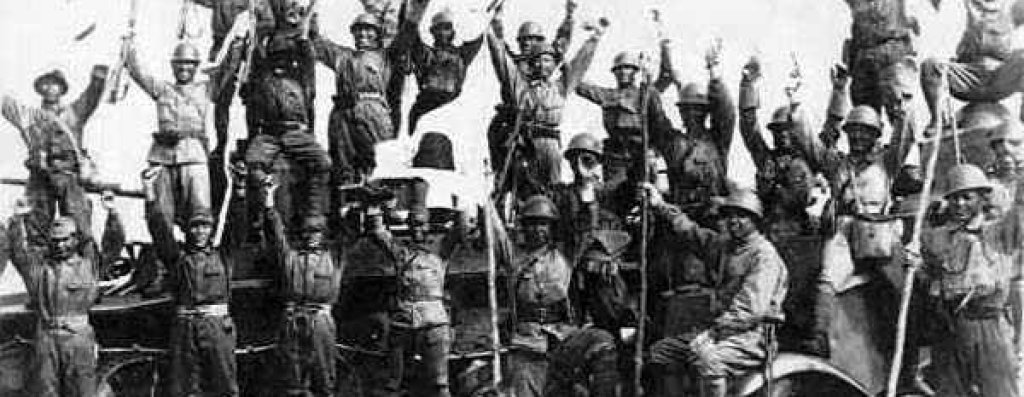 Battle_of_Khalkhin_Gol-Japanese_soldiers_and_captured_Soviet_AFVs