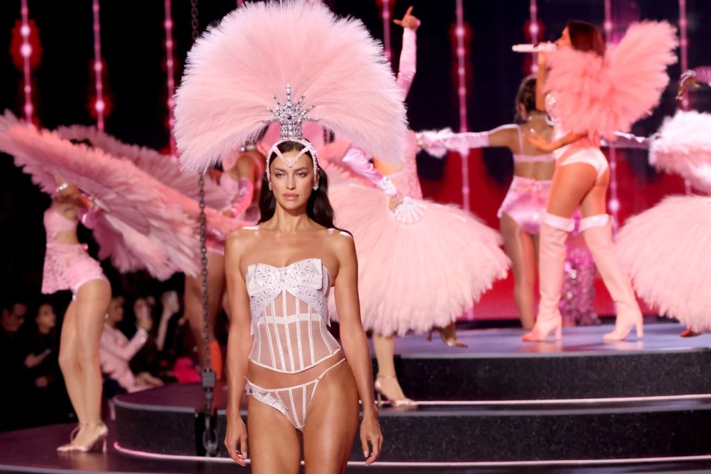 Ирина Шейк също се завърна.