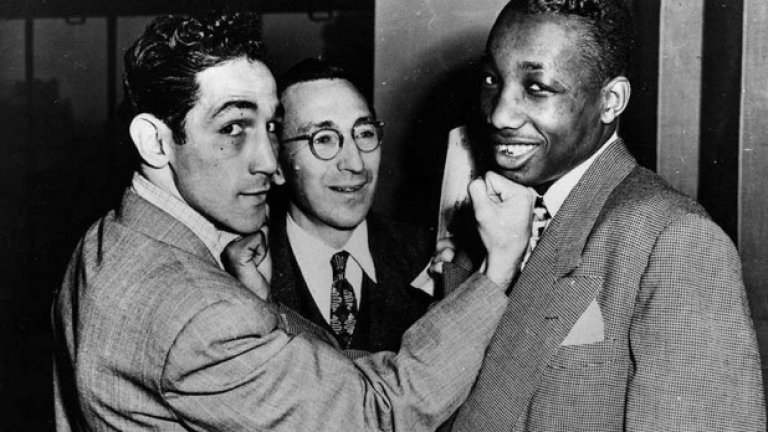 3. Уили Пеп.
Роден като Гилермо Папаело (вляво на снимката), от италиански произход. Невероятен техник, танцьор на ринга. Печелил е рунд без да нанесе удар, такива са уменията му в движението и с краката. Казват, че когато си срещу него се биеш все едно в стая, пълна с огледала. Той е навсякъде около теб. Световен шампион между 1942 и 1948 г.
Постижение: 241 боя, 229 победи, 65 нокаута, 11 загуби и едно реми.