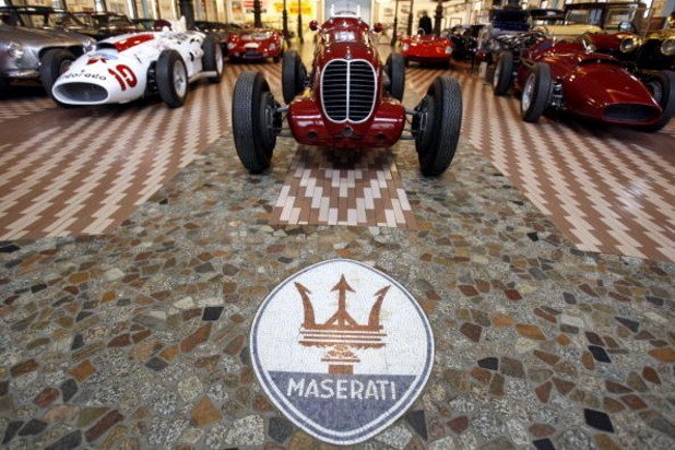 19 март 2007-ма: мозайка с логото на Maserati на входа на автомобилния музей Панини, Модена, Италия